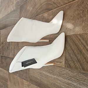 NWT. White heeled booties